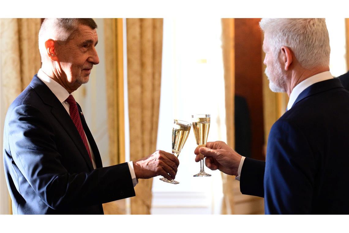 Der tschechische Präsident Petr Pavel (r) ernennt Andrej Babis zum neuen Ministerpräsidenten.
