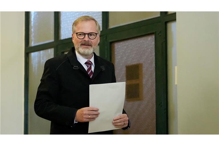 Der tschechische Regierungschef Petr Fiala gibt seine Stimme bei den Parlamentswahlen in einem Wahllokal ab. Nach der Niederlage seiner liberalkonservativen Koalition hat sein Kabinett nun seinen Rücktritt erklärt. (Archivbild)