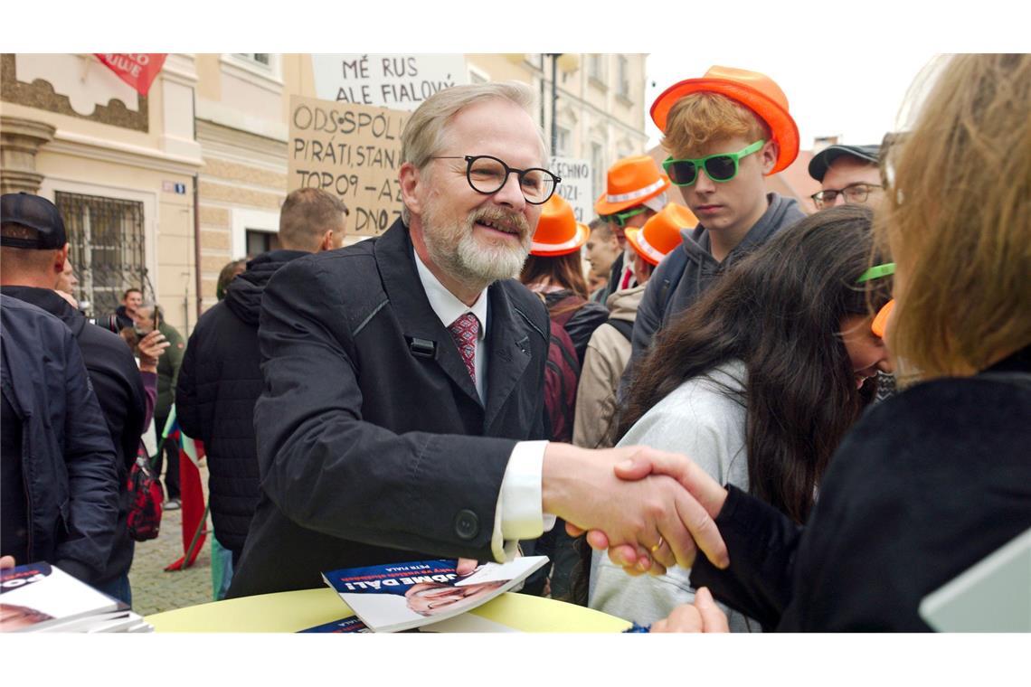 Parlamentswahl in Tschechien hat begonnen Der tschechische Regierungschef Petr Fiala wirbt bei einem Wahlkampfauftritt in der Unesco-Welterbestadt Kutna Hora, rund 60 Kilometer östlich von Prag, um Stimmen. (Archivbild)