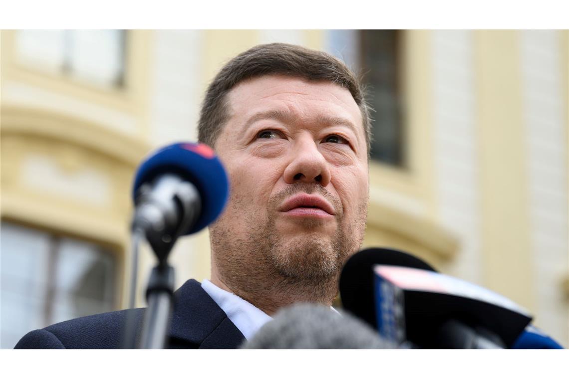 Ultrarechte Partei fordert Minister-Posten in Tschechien Der tschechische SPD-Vorsitzende Tomio Okamura spricht mit Reportern nach einem Treffen mit Präsident Pavel, der ihn zu einer Konsultation nach den Wahlen eingeladen hatte.
