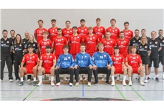 Der TSV Neuhausen 2026/2027, hinten von links: Lukas Fischer, Laurin Huss, Tobias Haag, Artur Usatiuc, Lasse Schmid, Max Heydecke und Glenn Baumann. Mitte von links: Physiotherapeut Martin Kober, Athletiktrainer Stefan Hommel, Physiotherapeutin Sabine Kober, Co-Trainer Markus Locher, Physiotherapeutin Jule Matzek, Nils Ruhmund, Niklas Thierauf, Marlin Sprößig, Linus Schmid, Simon Kosak, Julian Reinhardt, Trainer Daniel Brack, Betreuerin Susan Zsoter, Torwarttrainer Etienne Steffens, Betreuer Gustav Schneider und sportlicher Leiter Dennis Saur. Vorne von links: Henry Allgaier, Nick Scherbaum, Lukas Ruis, Niklas Prauß, Jorick Pol, Linus Zemmel und Simon Neumaier. Es fehlt Julien Sprößig.