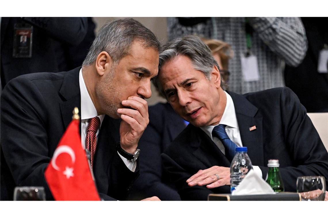 Israel billigt Investitionsplan für besetzte Golanhöhen Der türkische Außenminister Hakan Fidan (l.) - hier mit seinem US-Amtskollegen Antony Blinken - sagt der syrischen Kurdenmiliz YPG den Krieg an.