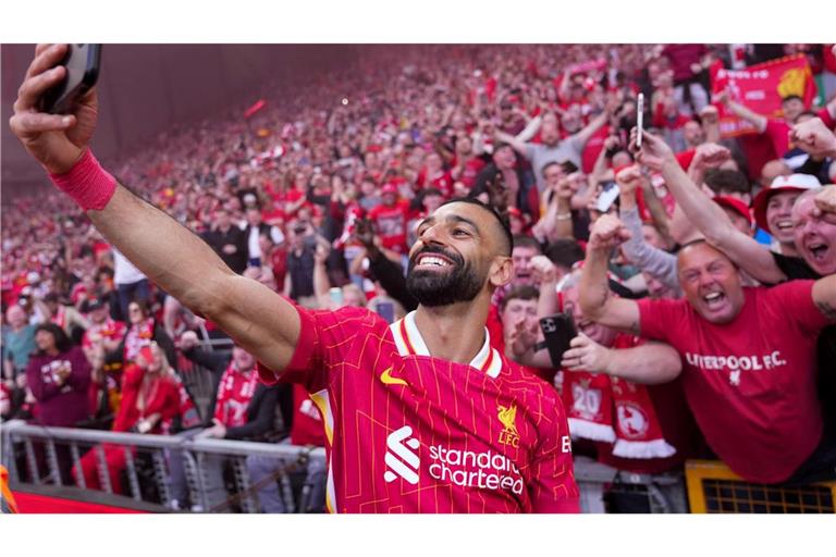 Der überragende Mohamed Salah feierte seinen 28. Saisontreffer mit einem Selfie vor der Tribüne.