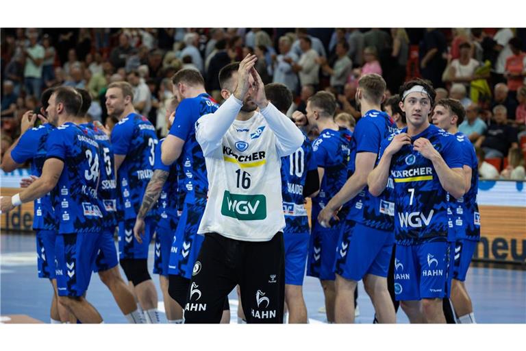 Der überragende TVB-Torwart Miljan Vujovic (Mi.) und seine Mitspieler freuen sich über den Punkt in Flensburg.