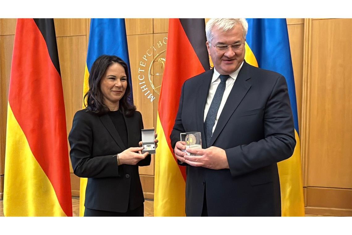 Baerbock verlangt von Putin Waffenruhe ohne Vorbedingungen Der ukrainische Außenminister Sybiha hat seiner Kollegen eine Verdienstmedaille überreicht.
