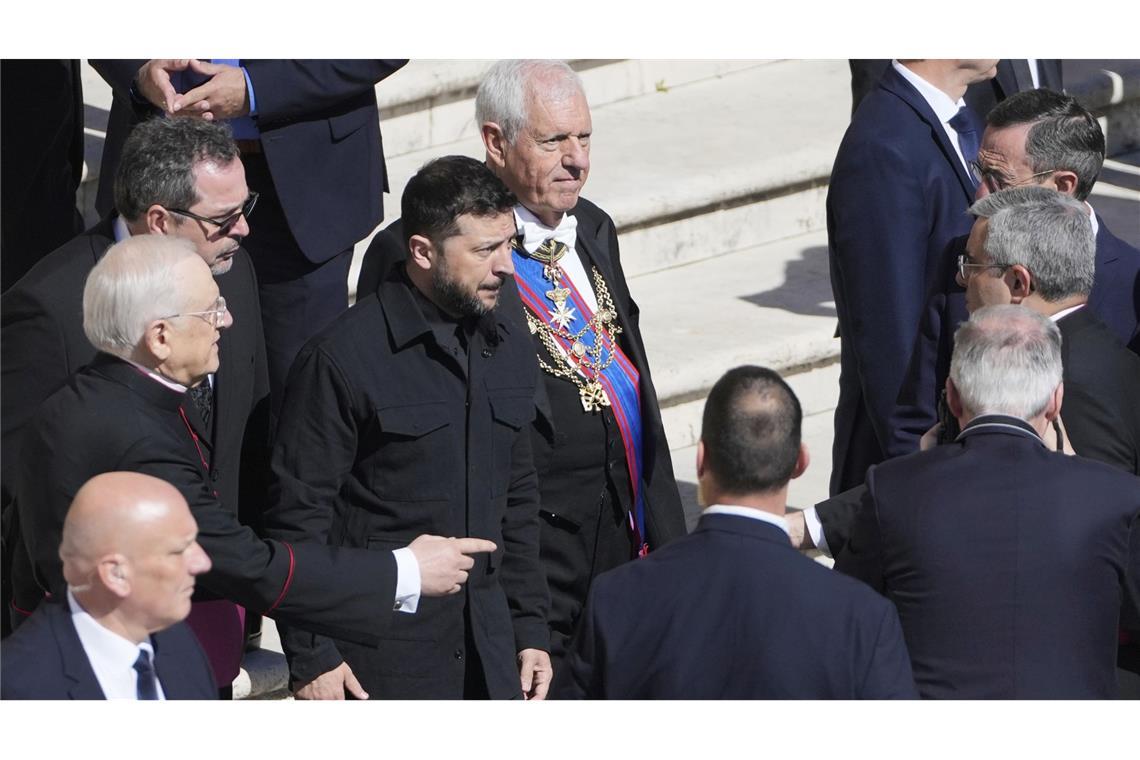 Ein Papst mitten unter den Menschen Der ukrainische Präsident (M) Wolodymyr Selenskyj ist anwesend.