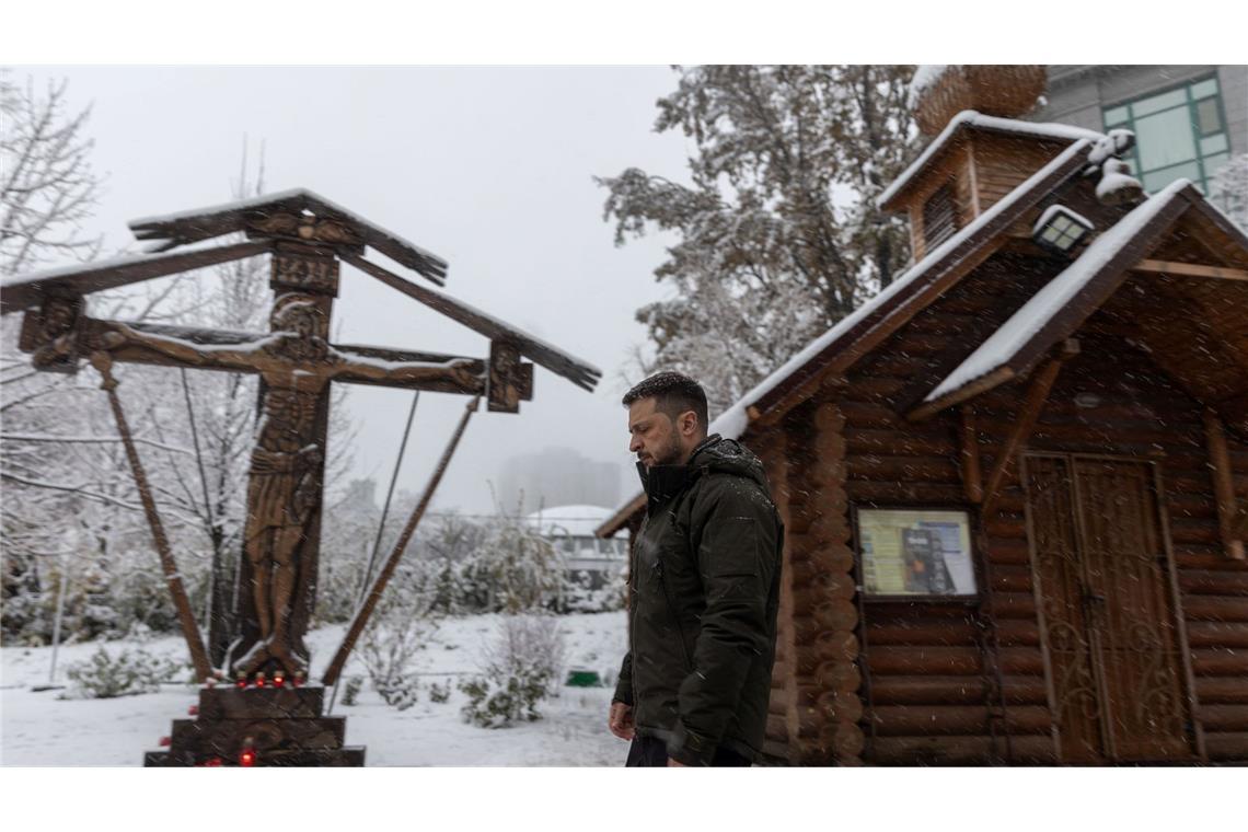 Selenskyj fordert Reaktion auf russischen Raketenschlag Der ukrainische Präsident Selenskyj fordert eine entschiedene Reaktion auf Russlands Raketenangriff.