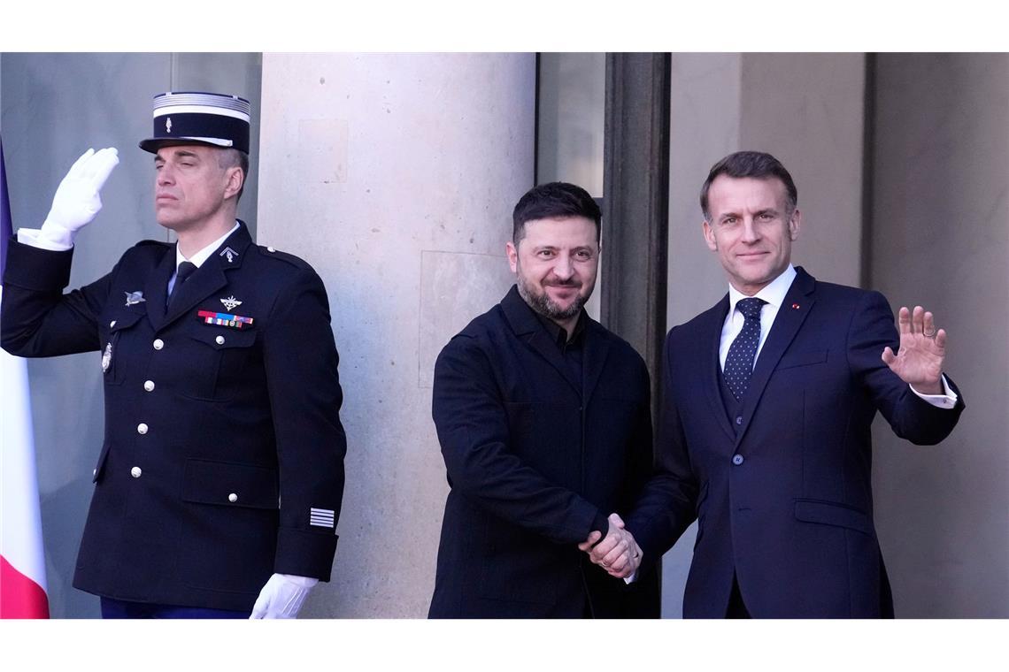 Der ukrainische Präsident Selenskyj hat mit Frankreichs Präsident Macron über eine Stärkung der Flugabwehr gesprochen.