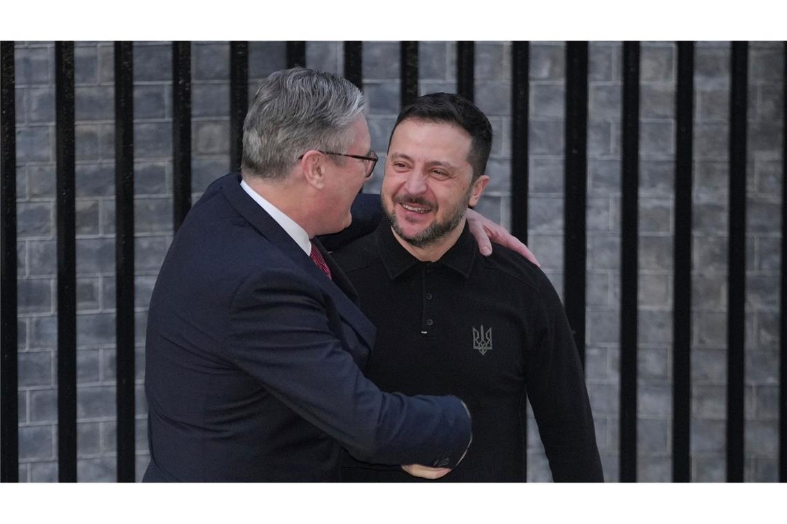 Selenskyj in London: Warmer Empfang für den Angegriffenen Der ukrainische Präsident Selenskyj (r.) freute sich sichtlich über den herzlichen Empfang in Großbritannien.