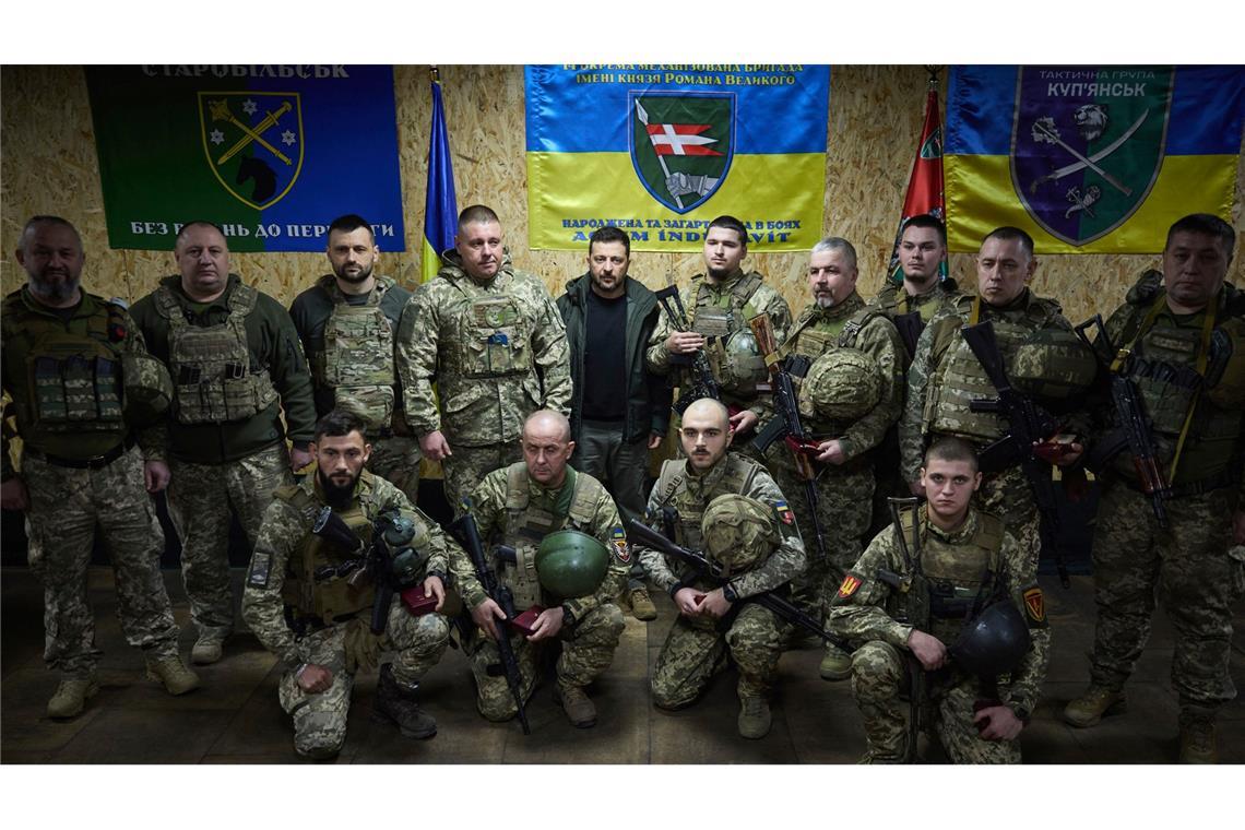 Ukraine: 1.000 Tage Krieg - und es droht weitere Eskalation Der ukrainische Präsident Wolodymyr Selenskyj beim Besuch von Einheiten in der Frontstadt Kupjansk. (Archivbild vom 18.11.)