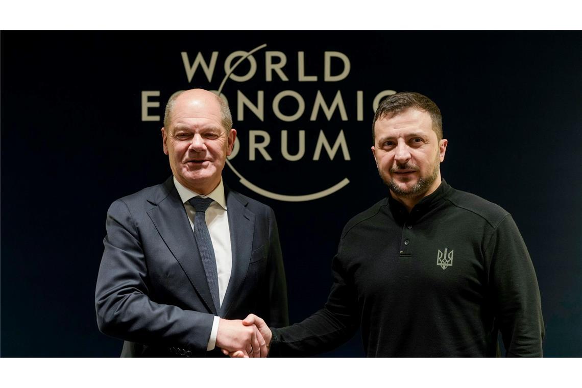 Selenskyj dankt Scholz in Davos für Hilfe bei Flugabwehr Der ukrainische Präsident Wolodymyr Selenskyj dankt Kanzler Olaf Scholz (SPD) für die bisher von Deutschland geleistete Unterstützung im Kampf gegen den russischen Angriffskrieg.