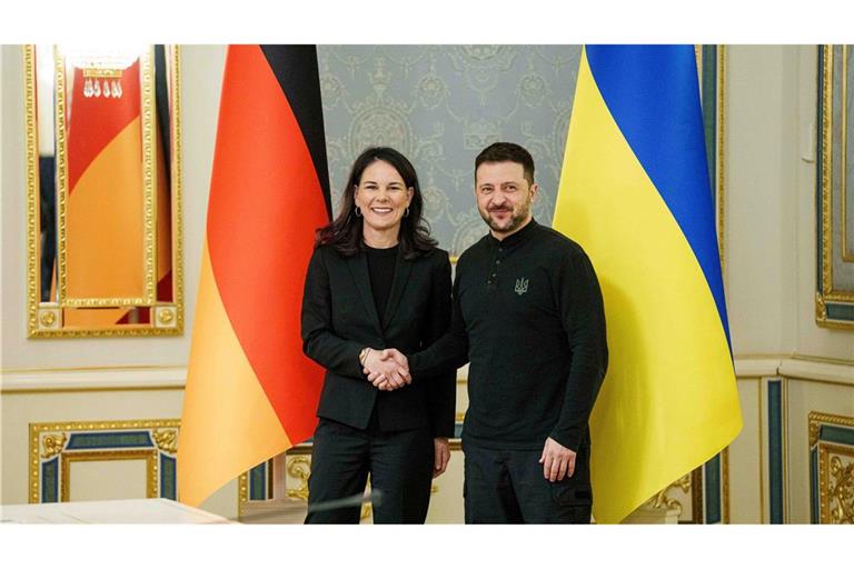 Der ukrainische Präsident Wolodymyr Selenskyj empfängt die deutsche Außenministerin Annalena Baerbock in Kiew.