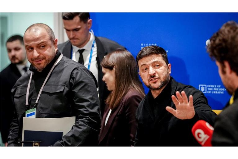 Der ukrainische Präsident Wolodymyr Selenskyj erklärt, dass die Friedensgespräche mit Russland unter US-Vermittlung wegen des Iran-Kriegs vertagt seien. (Archivbild)