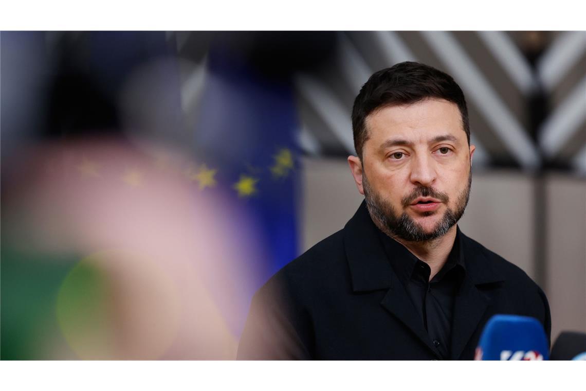 Der ukrainische Präsident Wolodymyr Selenskyj hat die europäischen Verbündeten  darum gebeten, die Lieferung von Waffen mit größerer Reichweite in die Ukraine zu ermöglichen. (Archivbild)