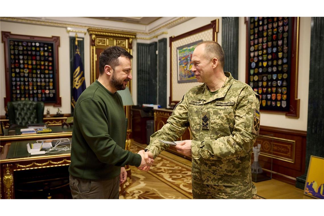 Der ukrainische Präsident Wolodymyr Selenskyj (l) und der Oberbefehlshaber Olexander Syrskyj haben Reaktionen auf mögliche Verstöße Russland gegen die Osterwaffenruhe angekündigt. (Archivbild)