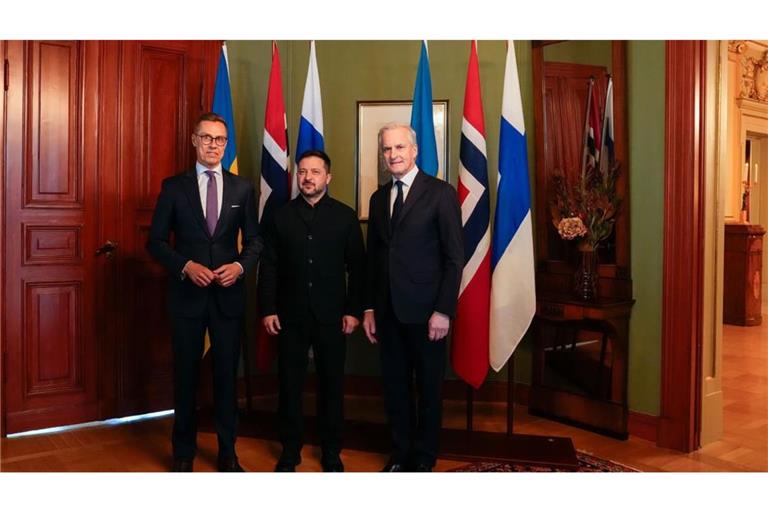 Der ukrainische Präsident Wolodymyr Selenskyj (M) bei einem Treffen mit dem norwegischen Ministerpräsidenten Jonas Gahr Støre und dem finnischen Präsidenten Alexander Stubb (l).