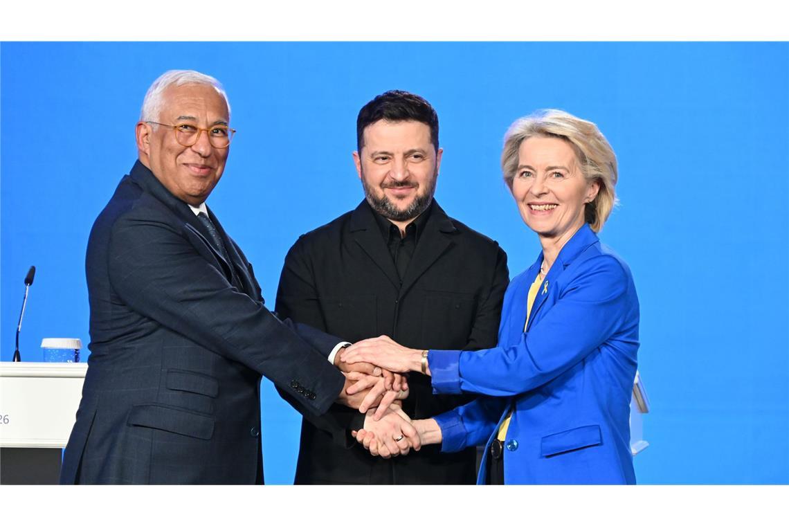 Der ukrainische Präsident Wolodymyr Selenskyj (mitte), EU-Kommissionspräsidentin Ursula von der Leyen und EU-Ratspräsident António Costa sehen die Ukraine auf dem Weg in die EU – doch die Hürden sind noch hoch..