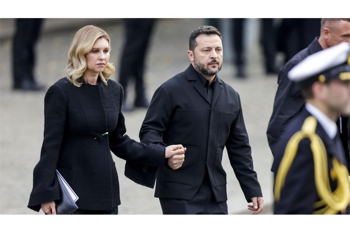 Der ukrainische Präsident Wolodymyr Selenskyj nimmt gemeinsam mit seiner Frau Olena Selenska an der Trauerfeier für König Harald V. in Oslo teil. Hand in Hand reiht sich das Paar unter die internationalen Staatsgäste ein.