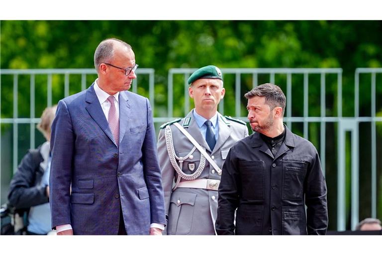Der ukrainische Präsident Wolodymyr Selenskyj (rechts) mit Bundeskanzler Friedrich Merz