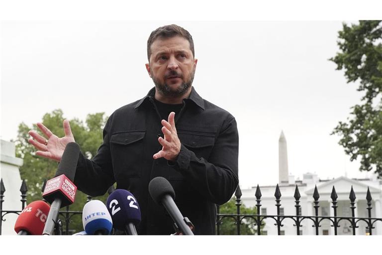 Der ukrainische Präsident Wolodymyr Selenskyj spricht im Lafayette Park, gegenüber dem Weißen Haus, nach einem Treffen mit US-Präsident Trump und europäischen Staats- und Regierungschefs.