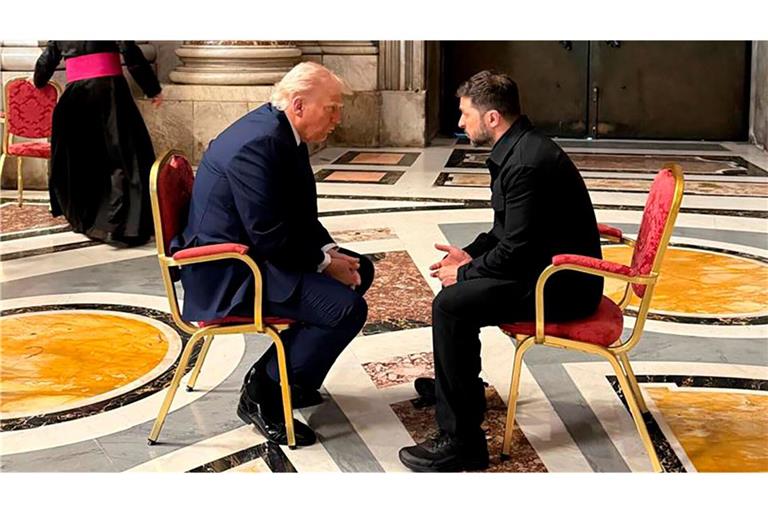 Der ukrainische Präsident Wolodymyr Selenskyj und US-Staatsoberhaupt Donald Trump haben sich am Rande der Beisetzung von Papst Franziskus unterhalten.