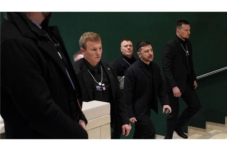 Der ukrainische Staatschef Selenskyj spricht in Davos mit US-Präsident Donald Trump.