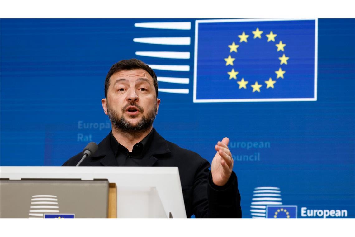 Der ukrainische Staatschef Wolodymyr Selenskyj hat bei einer Pressekonferenz in Brüssel China eine Unterstützung von Russland vorgeworfen.