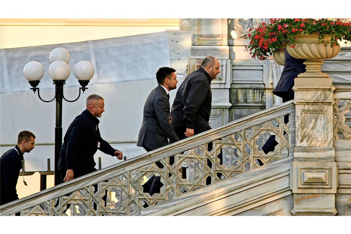 Der ukrainische Verteidigungsminister Rustem Umjerov (r) kommt zu Friedensgesprächen zwischen russischen und ukrainischen Delegationen im Ciragan-Palast an.