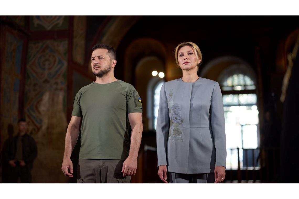 Der ukrainsche Präsident Wolodymyr Selenskyj und seine Frau Olena würdigten zum orthodoxen Osterfest die Standhaftigkeit ihrer Landsleute im Kampf gegen den russischen Angriffskrieg. (Archivbild)