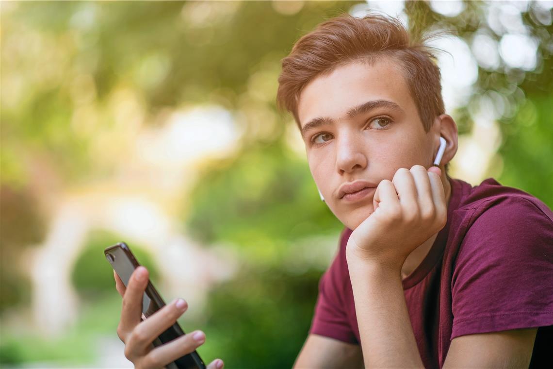 Analoge Pausenengel und digitale Regeln Der Umgang mit dem Smartphone und den sozialen Medien ist als Thema auch bei der Schulsozialarbeit relativ präsent. Foto: Valua Vitaly - stock.adobe.com
