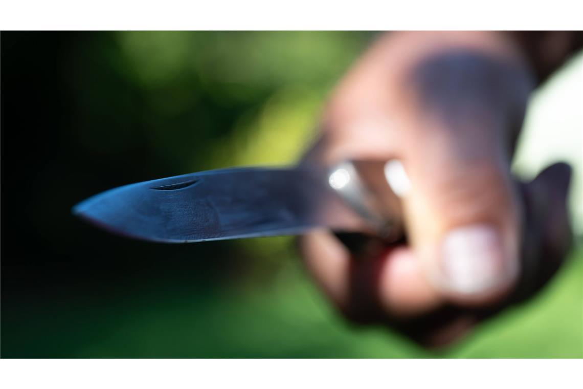 Mit Messer bedroht - Unbekannter entführt Frau Der Unbekannte bedrohte die Frau mit einem Messer. (Symbolfoto)