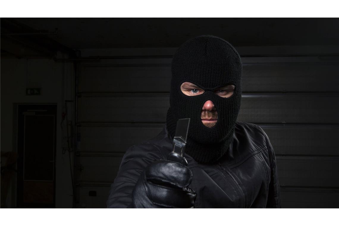 Jugendlicher droht Kindern mit Messer und raubt Süßigkeiten Der unbekannte mutmaßlich Täter trug Sturmhaube und hatte ein Messer bei sich. (Symbolbild)