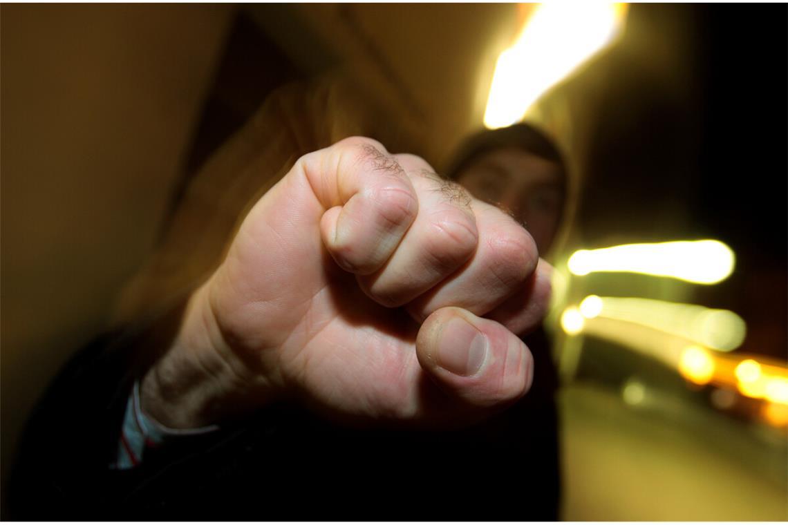 Streit um Taxi eskaliert Der Unbekannte schlug den 46-Jährigen nieder. (Symbolbild)
