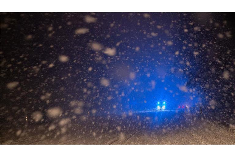 Der Unfall ereignete sich auf schneeglatter Straße. (Symbolbild)