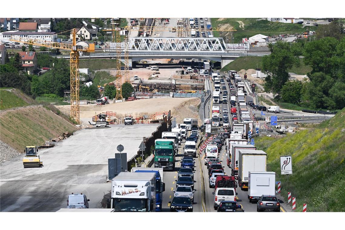 Der Unfall passierte im Bereich der neuen Lärmeinhausung auf der A8. (Archivbild)