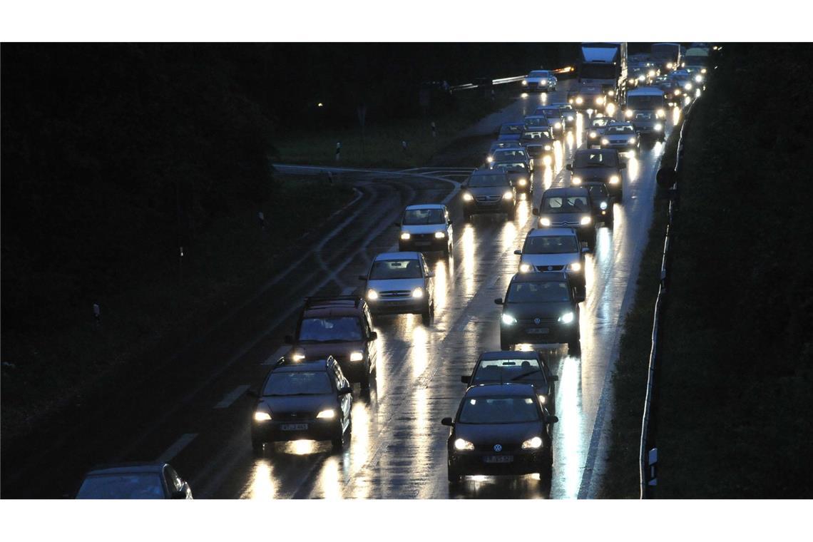 Rückstau nach Unfall mit zwei Verletzten auf B464 Der Unfall sorgte für Staus auf der B464. (Symbolbild)
