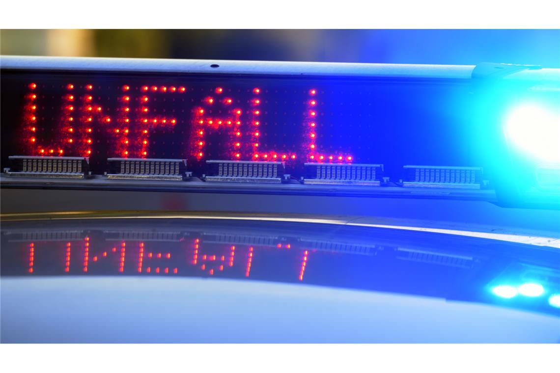 Auto prallt gegen Bäume – vier Menschen sterben Der Unfallhergang soll nun von einem Gutachter rekonstruiert werden. (Symbolbild)