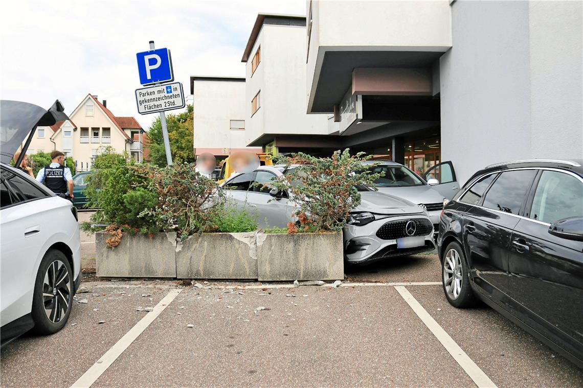Der Unfallverursacher schob die Betonpflanzkübel auf zwei andere Autos. Fotos: 7aktuell.de/Kevin Lermer