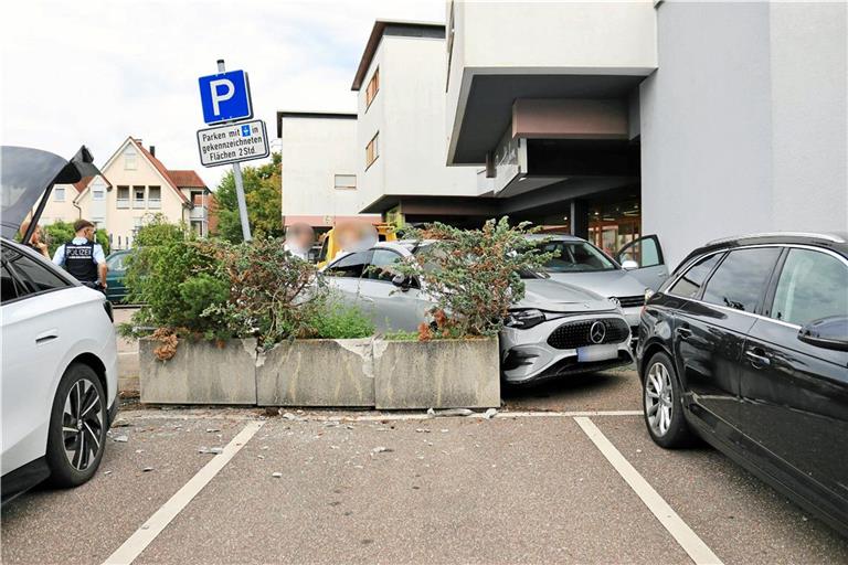 Der Unfallverursacher schob die Betonpflanzkübel auf zwei andere Autos. Fotos: 7aktuell.de/Kevin Lermer