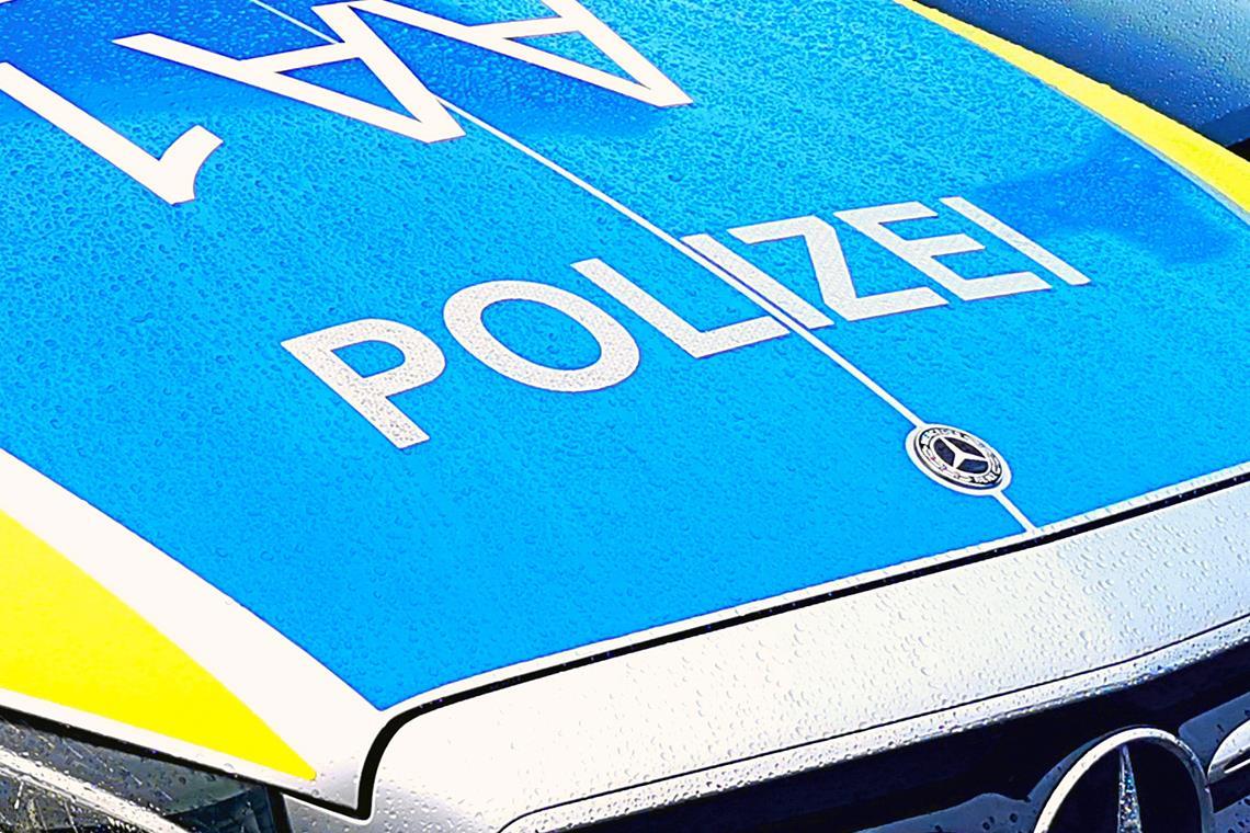 Backnang: 18-Jähriger fährt gegen Baum Der Unfallverursacher wird bei der Kollision leicht verletzt. Symbolfoto: Tobias Sellmaier