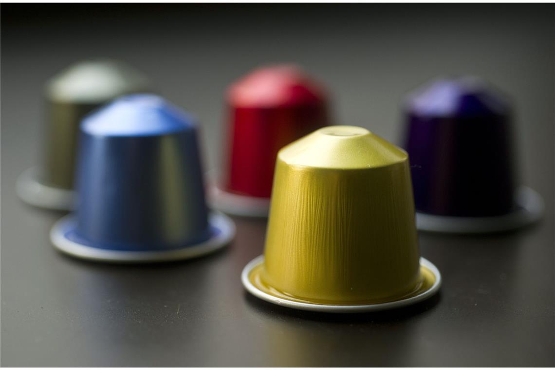 Der Ungeduldige: Sie hecheln jedem Trend hinterher, lassen keine Spielerei unversucht und probieren jeden Gimmick aus. Auch Nachhaltigkeit liegt Ihnen nicht so am Herzen. Dann lieben Sie sicher auch Kaffeekapseln. Portioniert, gebrauchsfertig und schnell verfügbar. Warum lange warten, wenn der nächste Kick schon auf einen wartet.