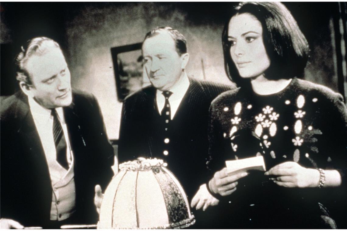 Vor 65 Jahren: Der erste Edgar-Wallace-Film feiert Premiere in Stuttgart „Der unheimliche Mönch“ (1965): Inspector Bratt (Siegfried Lowitz Mi.) sorgt sich um die hübsche Gwendolin (Karin Dor): Steht auch sie auf der Todesliste des umheimlichen Mönches, der seine Opfer mit einer Peitsche stranguliert?