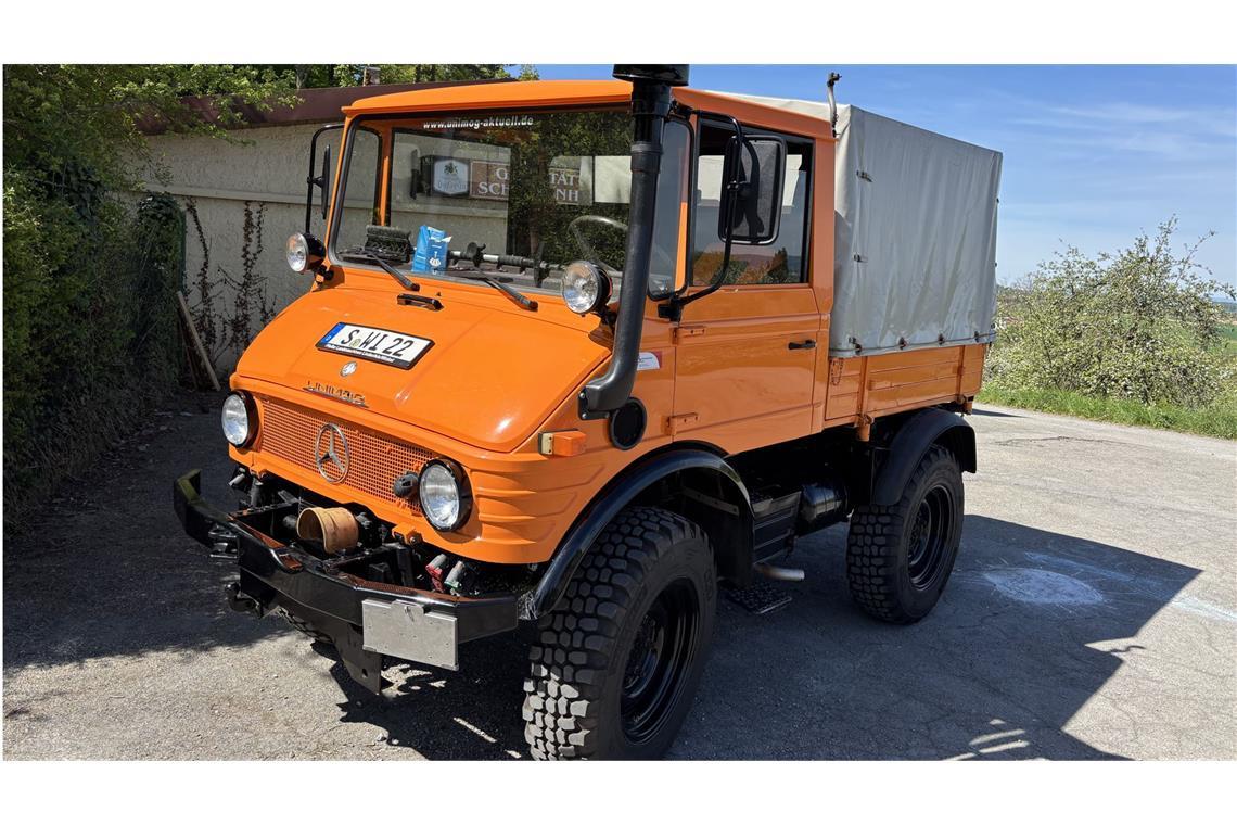 Der Unimog dient als Begleitfahrzeug.
