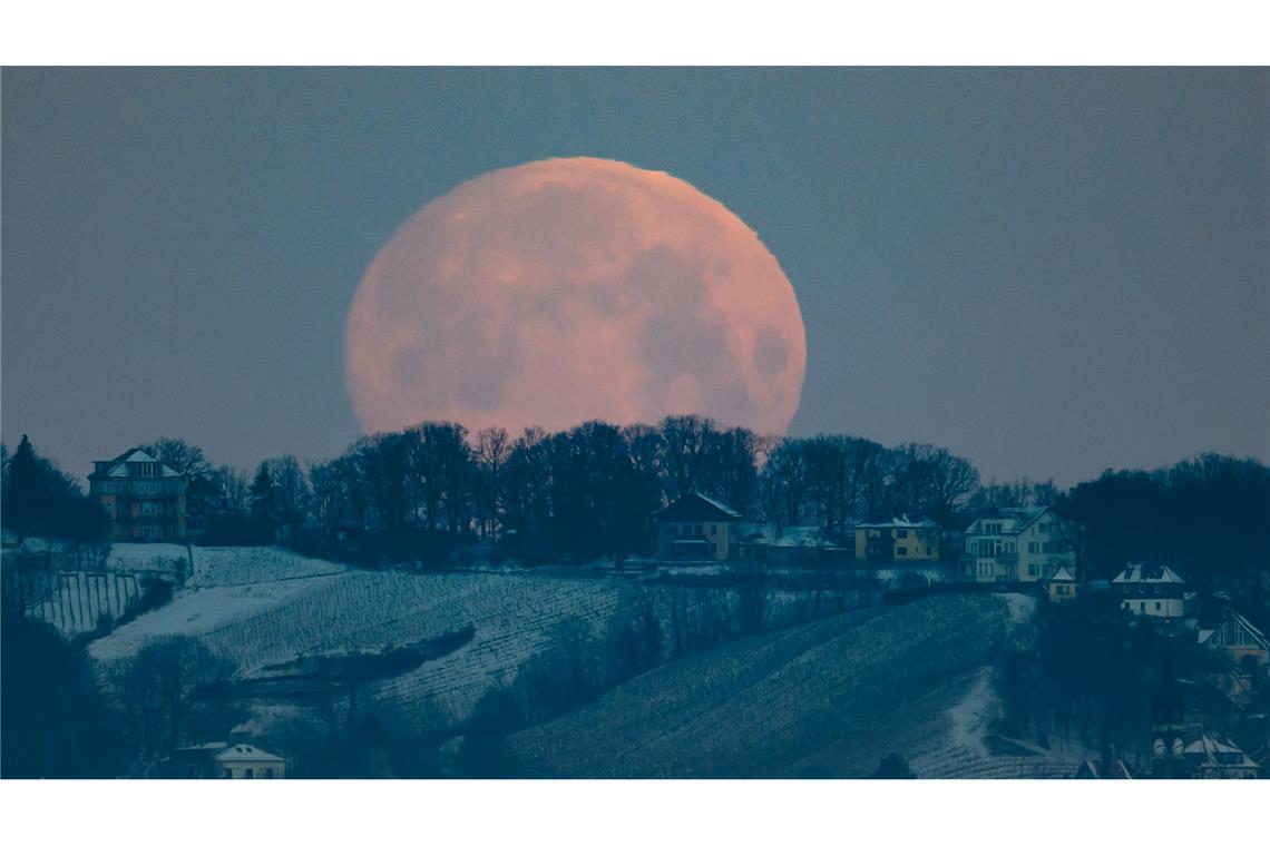 Bilder des Tages Der untergehende Mond am Morgen.