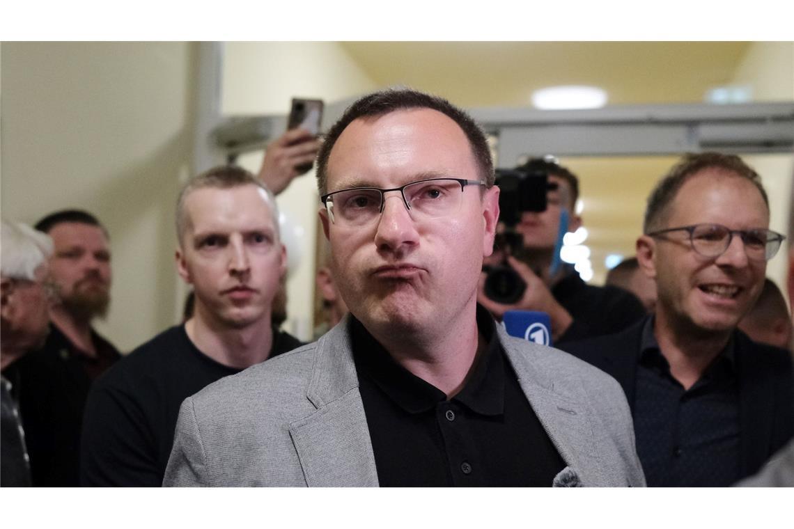 Der unterlegene Kandidat von den rechtsextremen "Freien Sachsen" will mit dem Wahlsieger zusammenarbeiten.