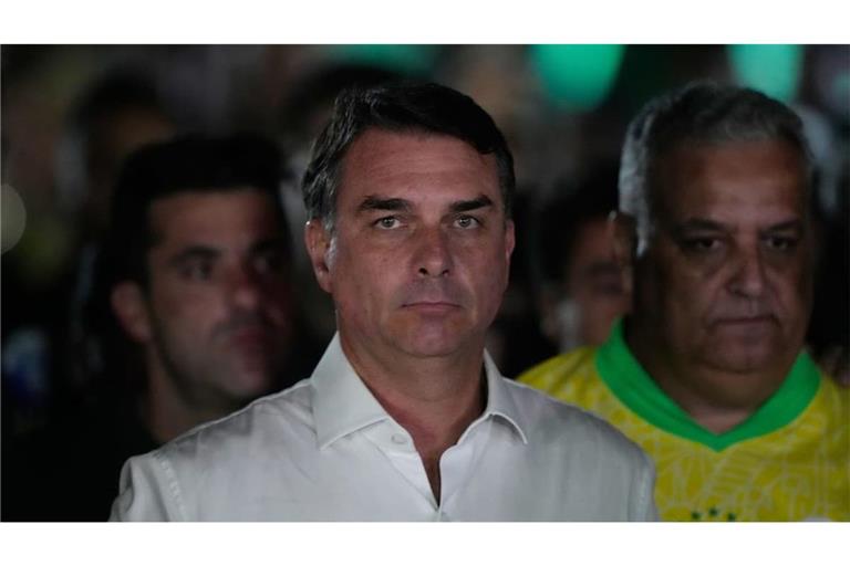 Der unterlegene Präsidentschaftskandidat der Opposition, Flávio Bolsonaro, kündigte in seinem Brief auf der Plattform X an, vom Ausland aus die Opposition und den angeblichen Kampf für die Demokratie anzuführen.