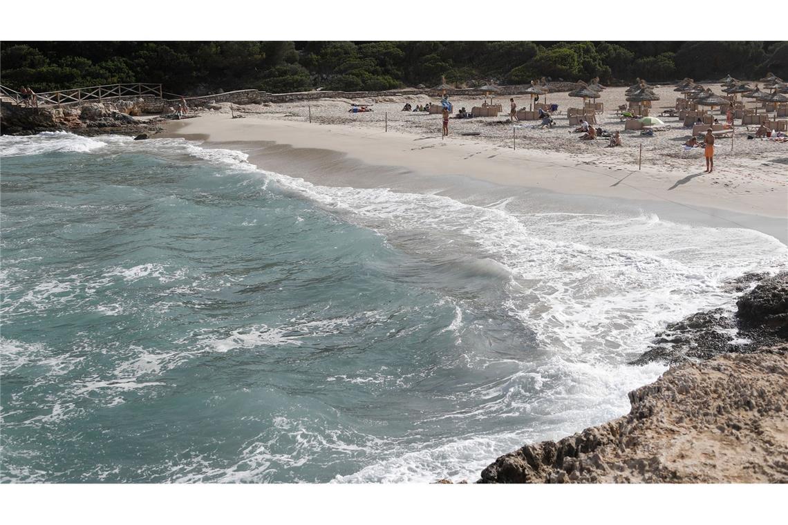 Der Urlauber sei mit seiner Frau am Strand gewesen, die eine Panikattacke erlitten habe und behandelt werden musste.