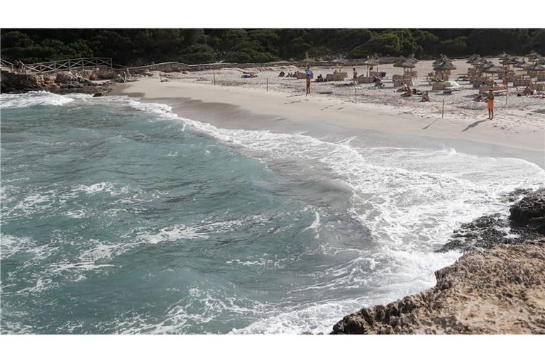 Der Urlauber sei mit seiner Frau am Strand gewesen, die eine Panikattacke erlitten habe und behandelt werden musste.