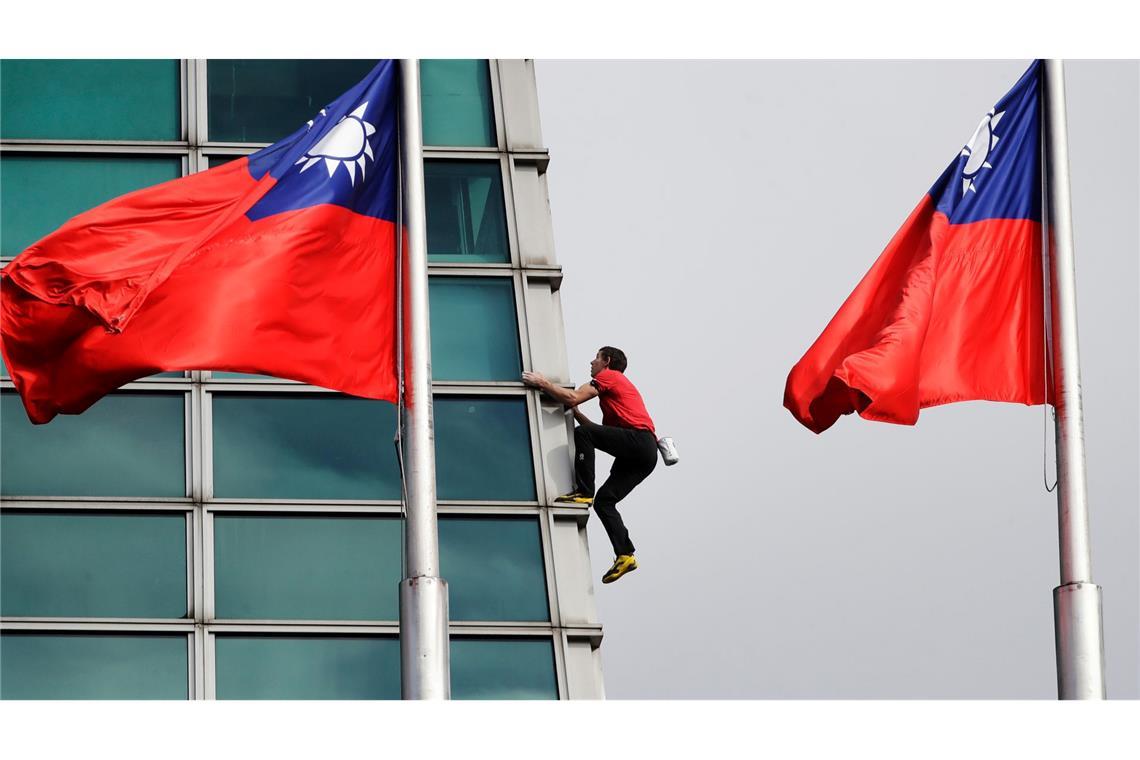Der US-amerikanische Kletterer Alex Honnold klettert in Taipeh, Taiwan, auf den Wolkenkratzer Taipei 101.