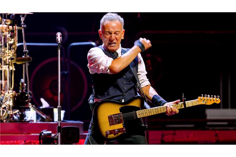 Der US-amerikanische Rock-Sänger Bruce Springsteen und die E Street Band spielen in der Co-op Live Arena in Manchester, England, bei der Eröffnung der "The Land of Hope and Dreams"-Tour.